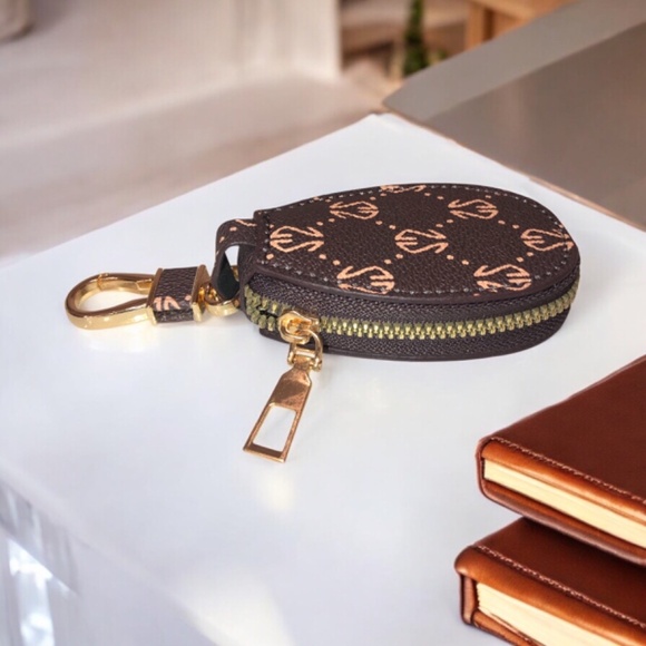 Sleek key case with zipper - Picture 2 of 7